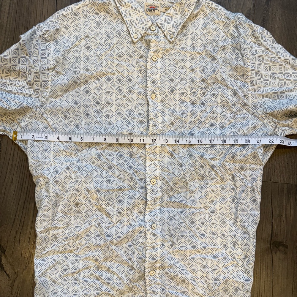 Faherty Geometric Button Down Short Sleeve Shirt.… - image 4
